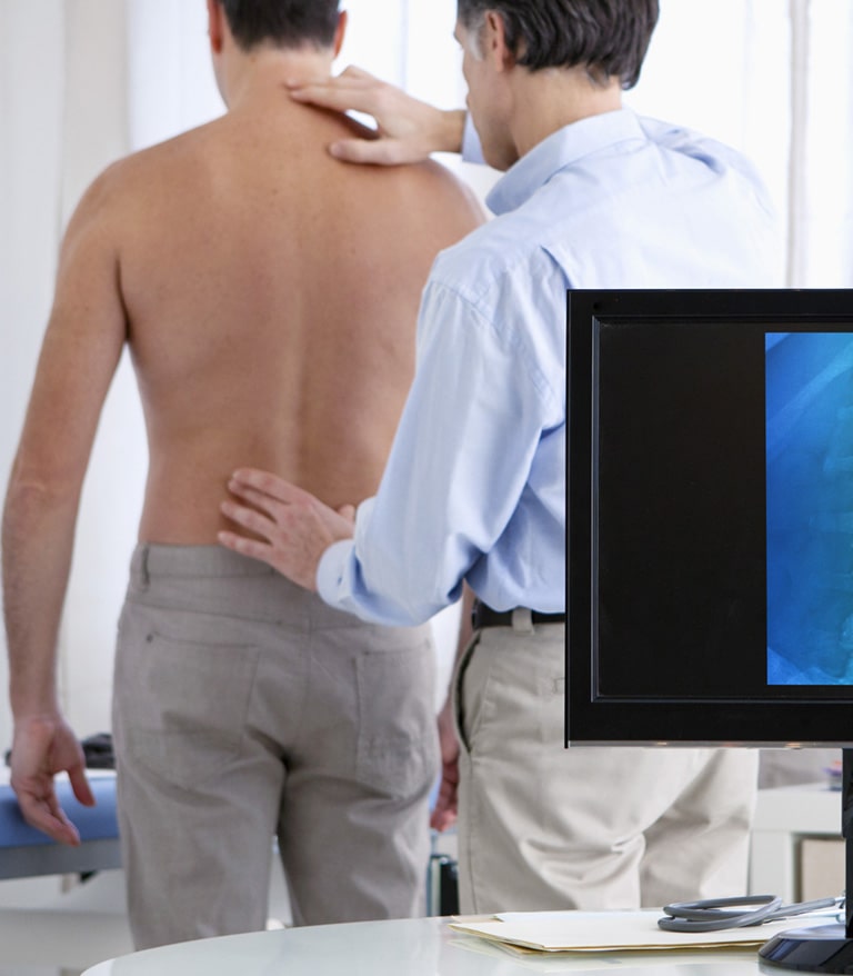 diagnosi-2 medico che esamina la schiena del paziente